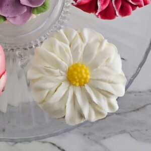 Large Daisy Buttercream Flower Cupcake Tutorial