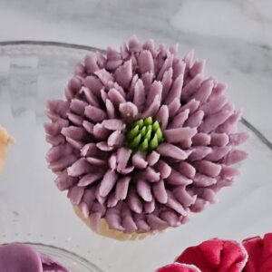Textured chrysanthemum buttercream flower cupcake tutorial